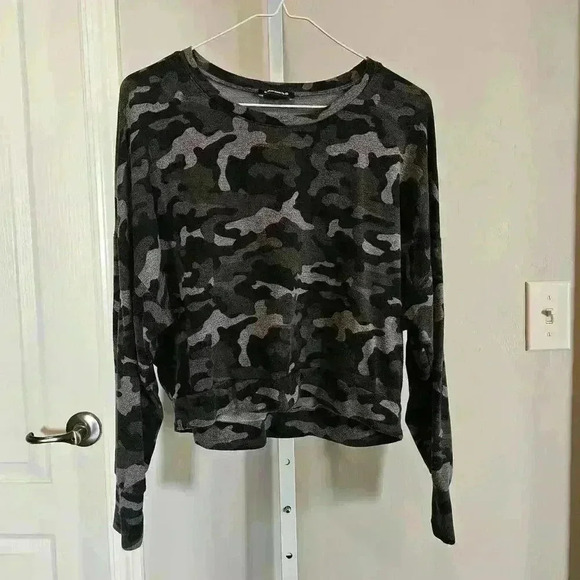 Express Women's Cropped Camo Sweatshirt - XS - Trendy & Comfortable - Picture 1 of 4